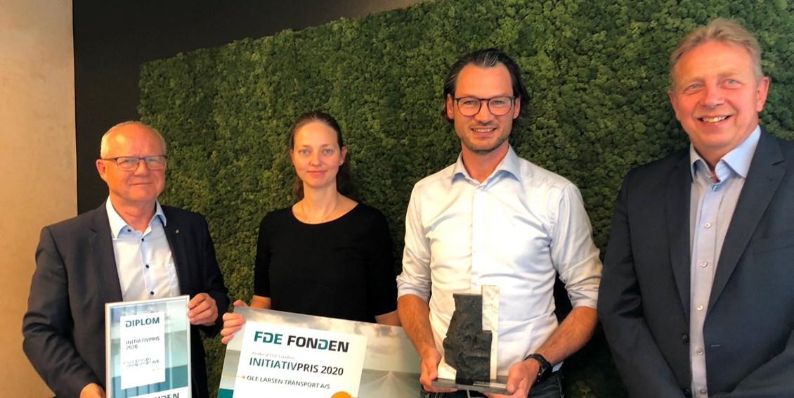 Overrækkelse af FDE Fondens Initiativpris 2020 hos Ole Larsen Transport A/S. På billedet er Jens Iwer Petersen (Formand, FDE Fonden), Betina Bøgeskov (IT-, projekt- og innovationschef, Ole Larsen Transport A/S), Søren Larsen (adm. direktør, Ole Larsen Transport A/S og Gert Jakobsen (tidligere bestyrelsesmedlem, FDE Fonden)