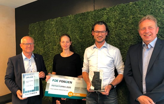 Overrækkelse af FDE Fondens Initiativpris 2020 hos Ole Larsen Transport A/S. På billedet er Jens Iwer Petersen (Formand, FDE Fonden), Betina Bøgeskov (IT-, projekt- og innovationschef, Ole Larsen Transport A/S), Søren Larsen (adm. direktør, Ole Larsen Transport A/S og Gert Jakobsen (tidligere bestyrelsesmedlem, FDE Fonden)